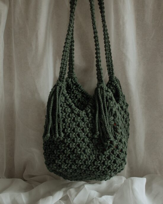 Tumši zaļa mezglota pleca soma